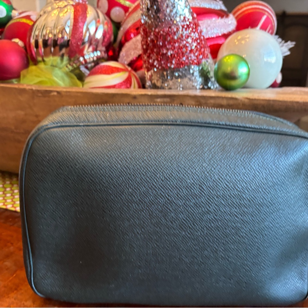 Louis Vuitton Green Trousse
Taiga Leather Toiletry Pouch - Picture 6 of 8
